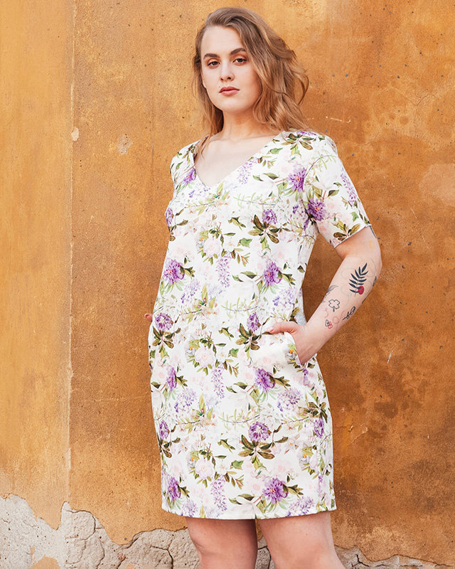 Biała damska sukienka w fioletowe kwiaty z kieszeniami PLUS SIZE - Odzież