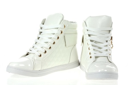 Białe sneakersy na płaskiej podeszwie - Obuwie