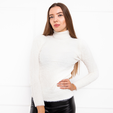 Biały futerkowy damski sweter z golfem - Odzież