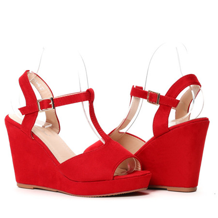 Czerwone sandały na koturnie - Obuwie