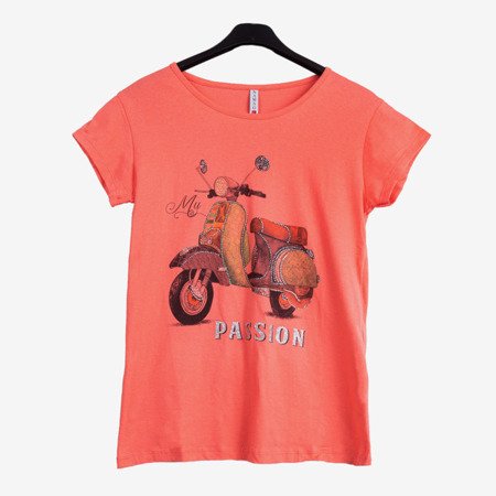 Koralowy t-shirt damski zdobiony kolorowym printem - Odzież