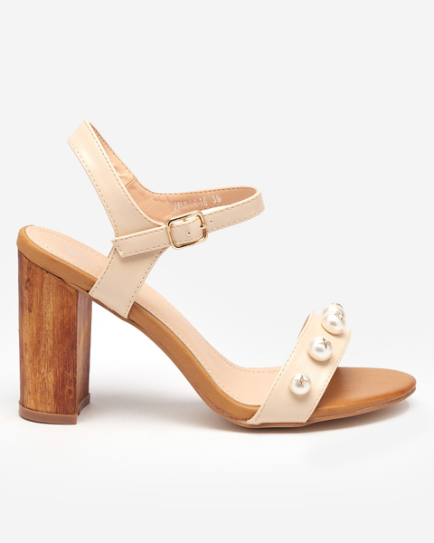 Beżowe damskie sandały na słupku z perełkami Adocci- Obuwie