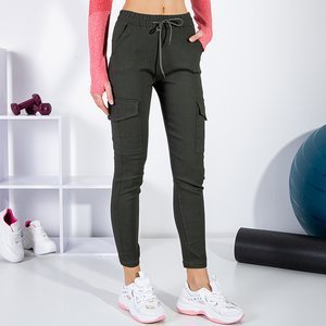Ciemnozielone damskie spodnie bojówki z kieszeniami - Odzież