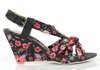Czarne damskie sandały na koturnie w kwiaty Kazuko - Obuwie