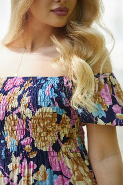 Granatowa damska sukienka mini w kwiaty z odkrytymi plecami - Odzież