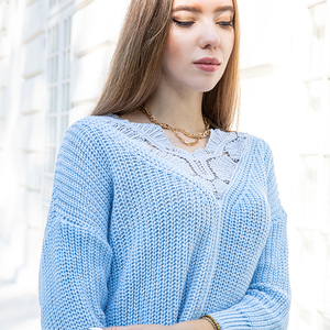 Niebieski sweter damski z koronką- Odzież