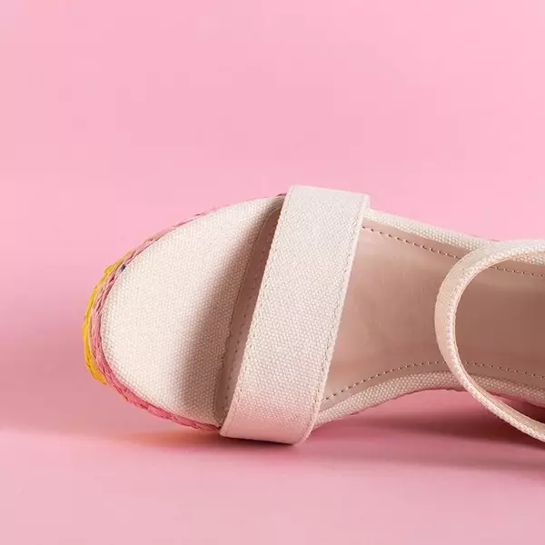 OUTLET Beżowe damskie sandały na kolorowym koturnie Aropaho - Obuwie