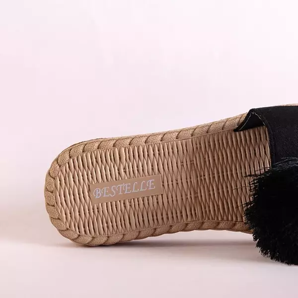 OUTLET Damskie klapki z pomponikiem w czarnym kolorze Azrail - Obuwie