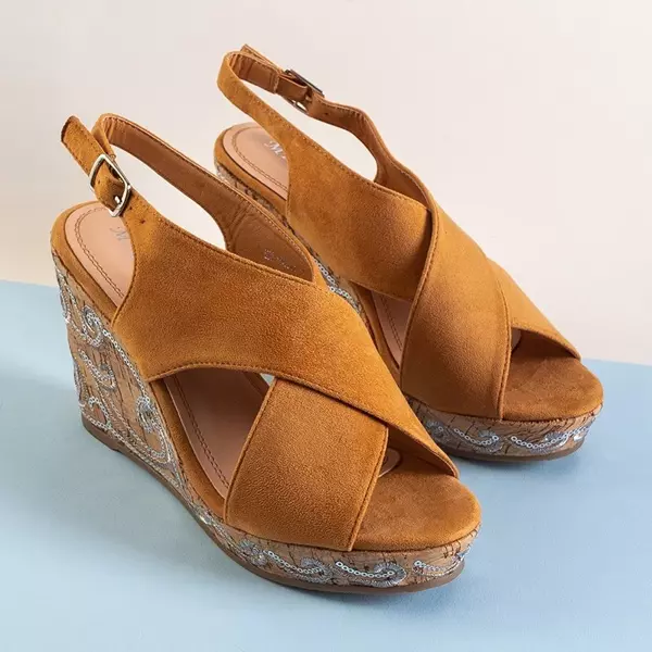OUTLET Jasnobrązowe damskie sandały na koturnie z cekinami Terisa - Obuwie