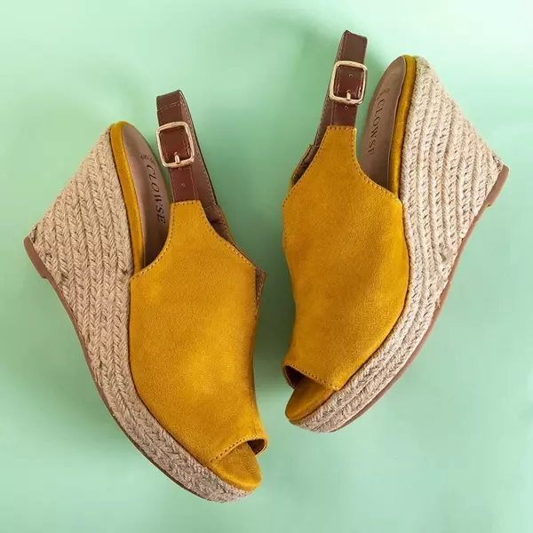 OUTLET Musztardowe damskie sandały na koturnie Clowse - Obuwie