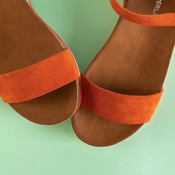 OUTLET Pomarańczowe sandały damskie na niskim koturnie Akiko - Obuwie