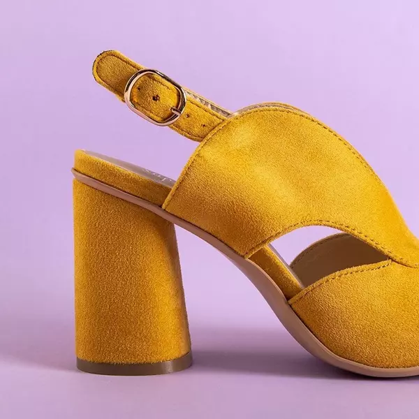 OUTLET Żółte damskie sandały na słupku Biserka - Obuwie