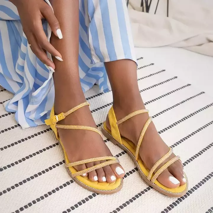 OUTLET Żółte damskie sandały z cyrkoniami Swirelli - Obuwie