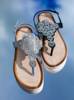 Srebrne sandały typu japonki na koturnie Ariadna - Obuwie