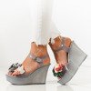 Szare sandały na koturnie ozdobione kwiatami Nerweta - Obuwie