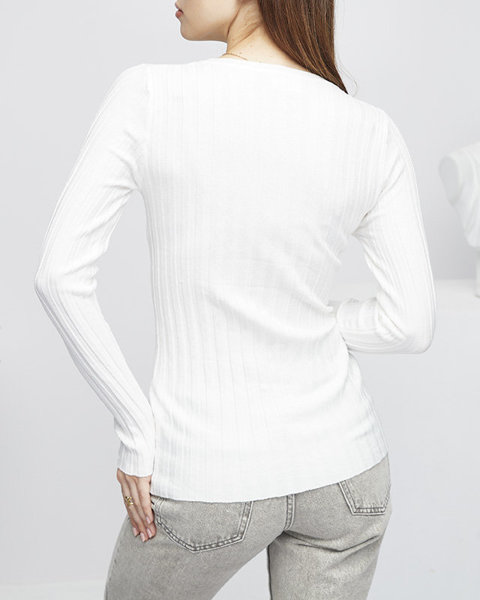 Білий жіночий светр з круглим вирізом