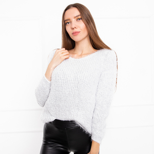 Світло-сірий жіночий светр з ланцюжком